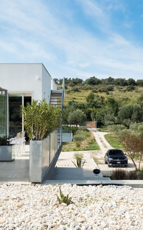 Villa Contra: Trädgård, Utomhus