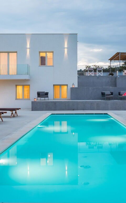 Villa Contra: slå samman, Utomhus