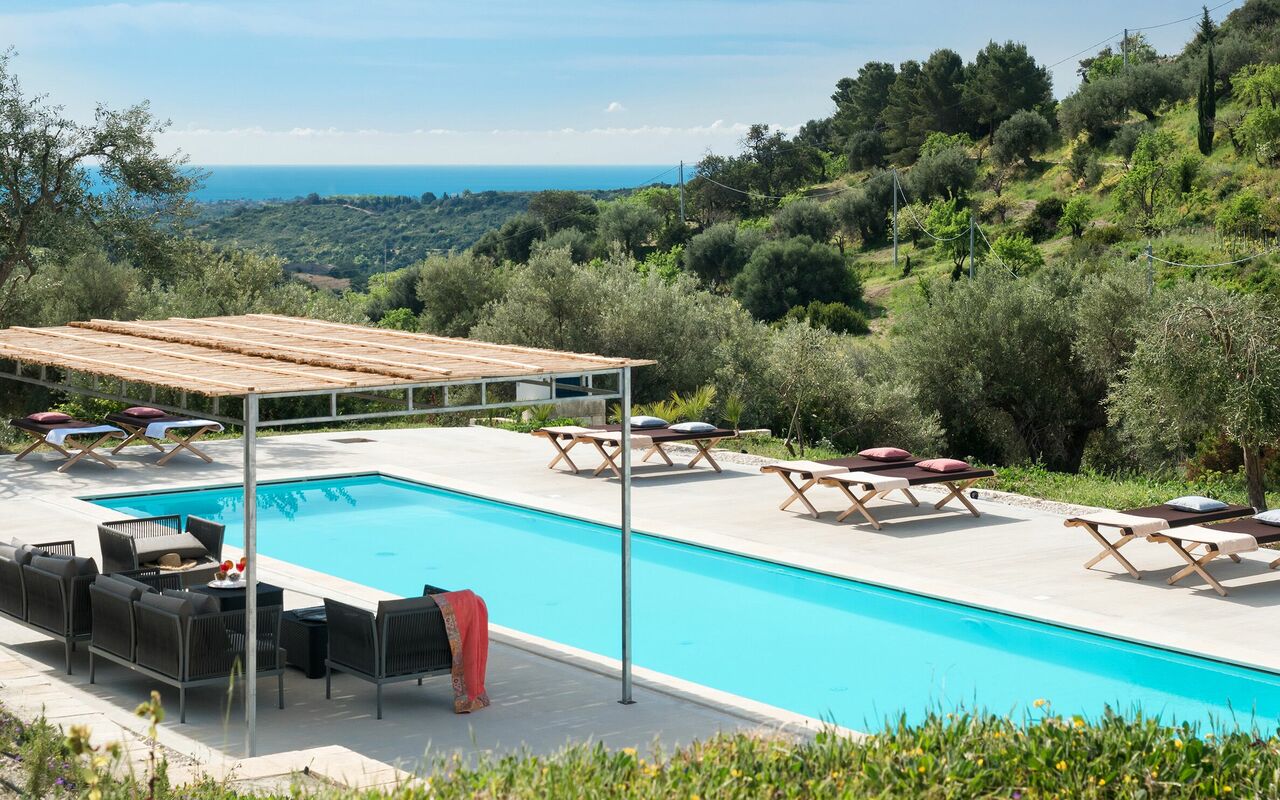 Villa Contra: slå samman, Utomhus