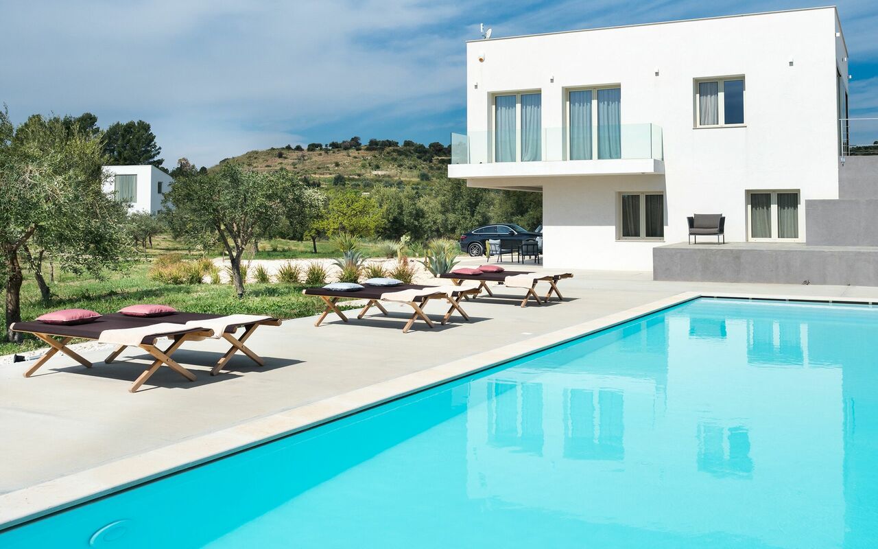 Villa Contra: slå samman, Utomhus