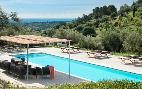 Villa Contra: slå samman, Utomhus