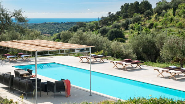 Villa Contra: slå samman, Utomhus