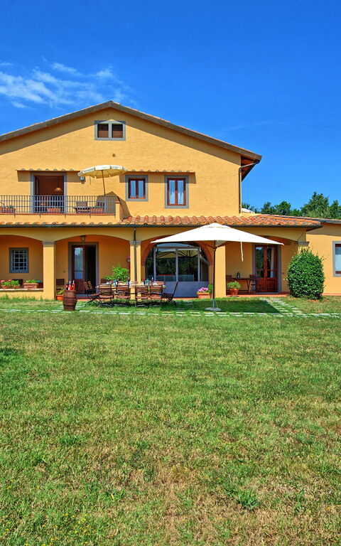 Nicola: Trädgård, Utomhus