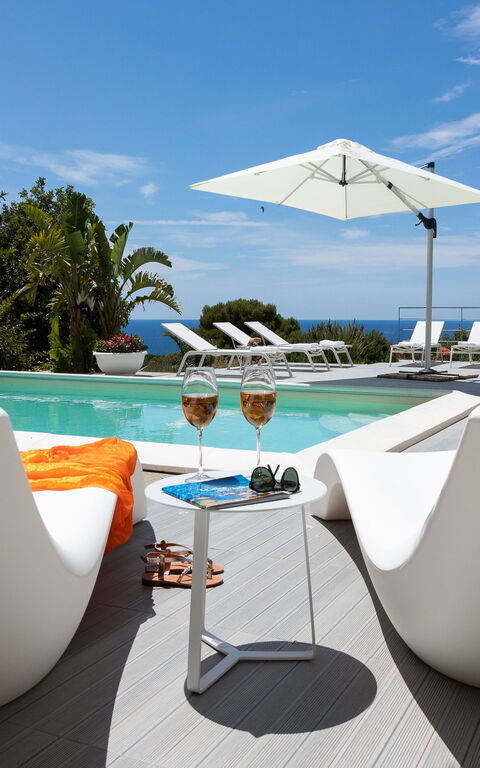 Villa Annalisa: slå samman, Sommar, Utomhus