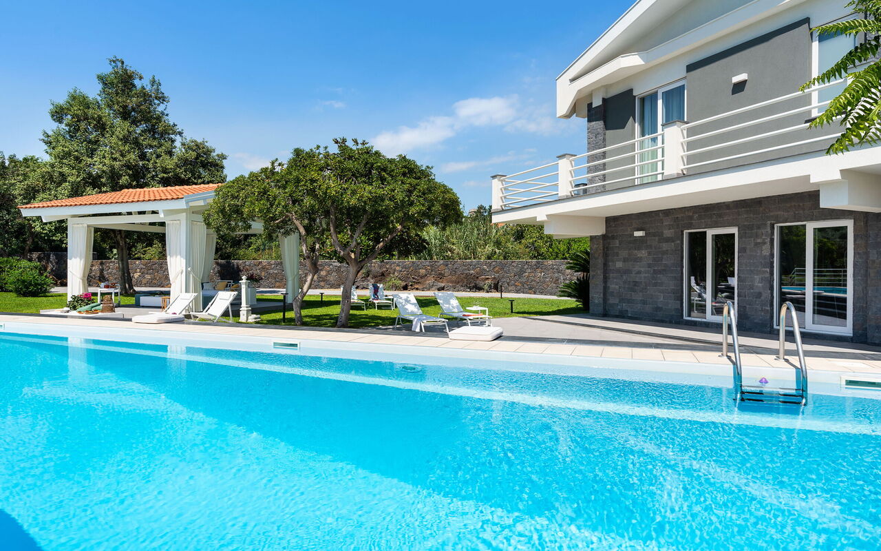 Villa Isabella: slå samman, Utomhus