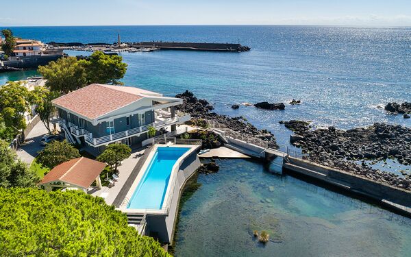 Villa Isabella: slå samman, Sommar, Utomhus, Visningar