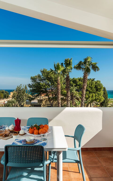 Anny: Exteriör, Trädgård