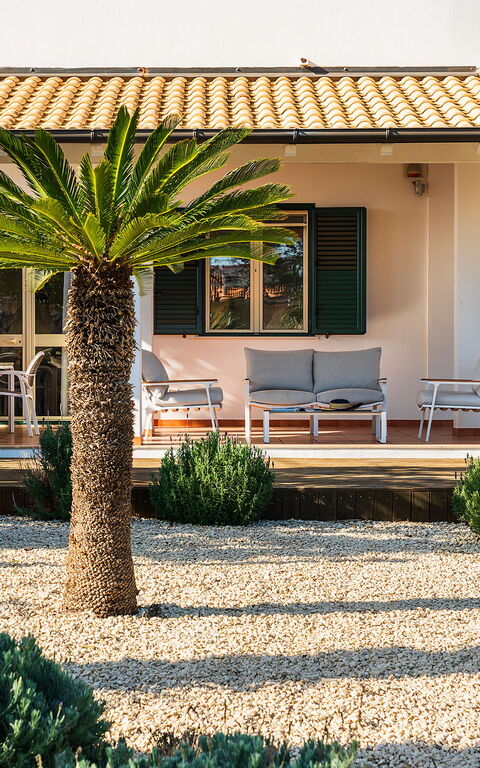 Anny: Exteriör, Trädgård