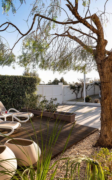 Anny: Exteriör, Trädgård