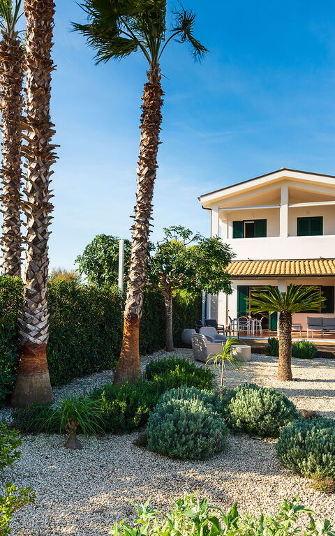 Anny: Exteriör, Trädgård