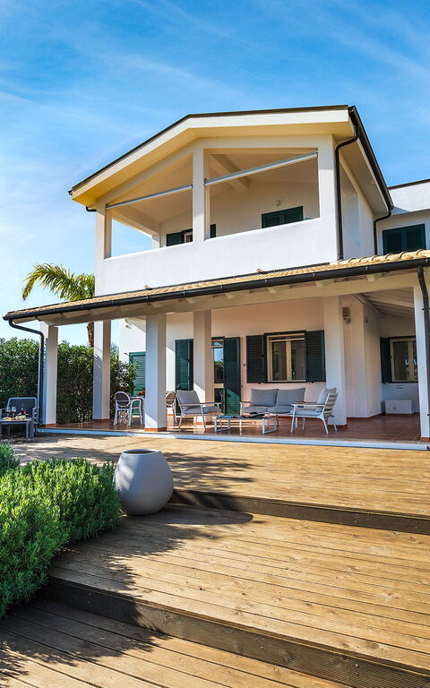 Anny: Exteriör, Trädgård