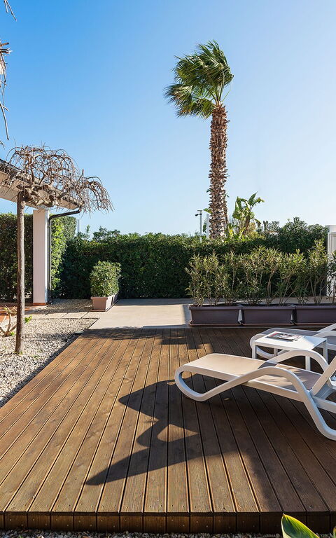 Anny: Exteriör, Trädgård