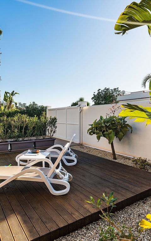 Anny: Exteriör, Trädgård