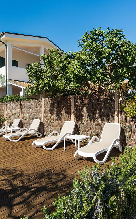 Anny: Exteriör, Trädgård