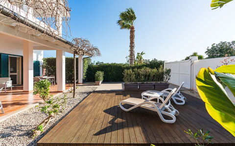 Semesterboende Kalika: Trädgård