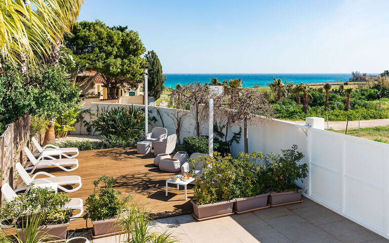 Anny: Exteriör, Trädgård