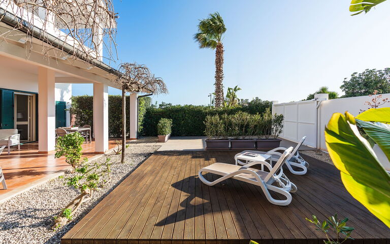 Anny: Exteriör, Trädgård