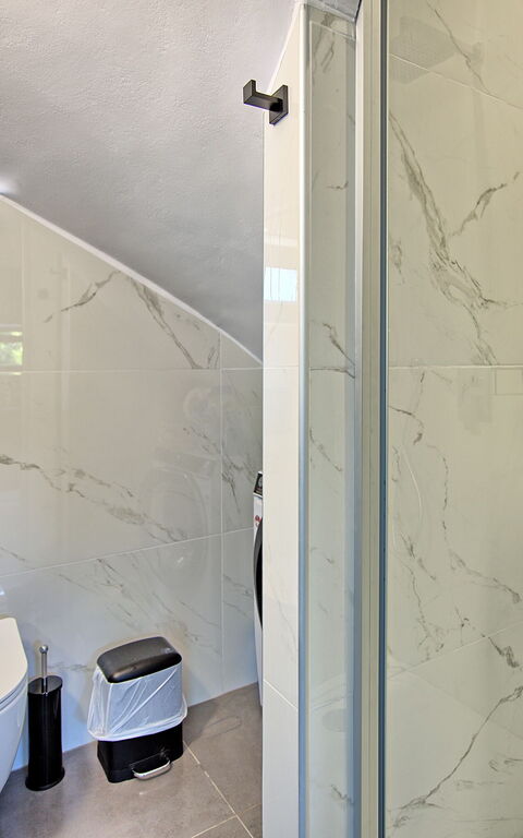 Villa Maripol: Badrum