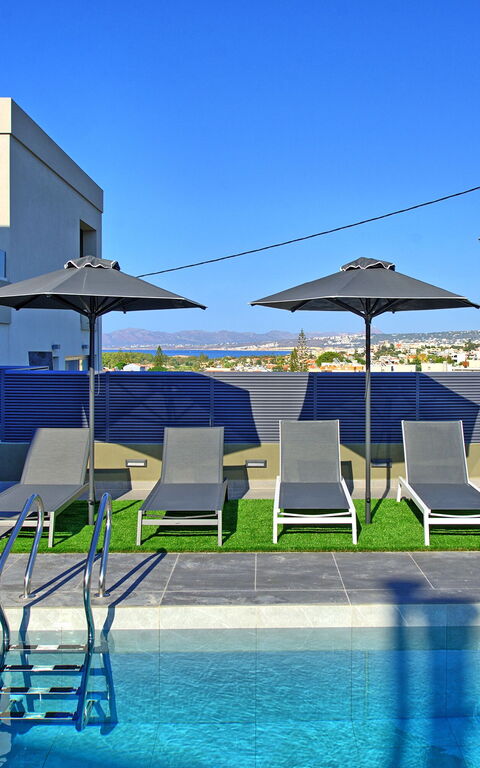 Villa Maripol: slå samman, Utomhus