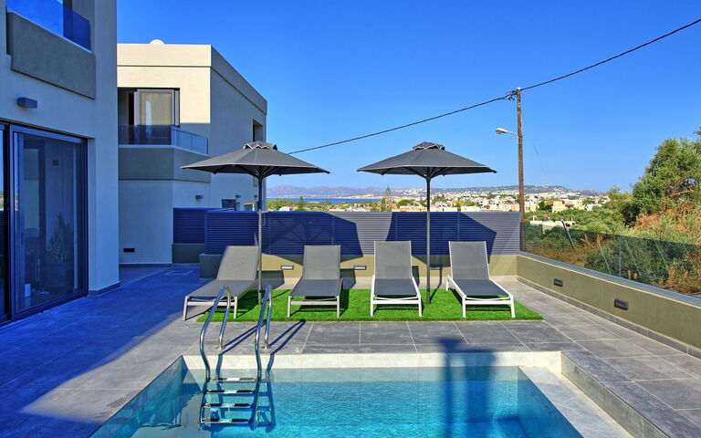 Villa Maripol: slå samman, Utomhus