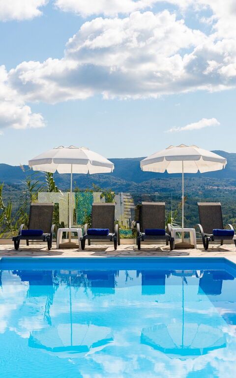 Villa Dinos: slå samman, Sommar