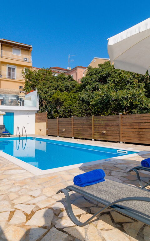 Villa Dinos: slå samman, Sommar