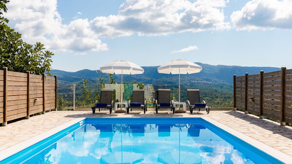 Villa Dinos: slå samman, Sommar