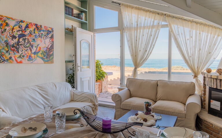 Beach Villa Athanasia: Vardagsrum