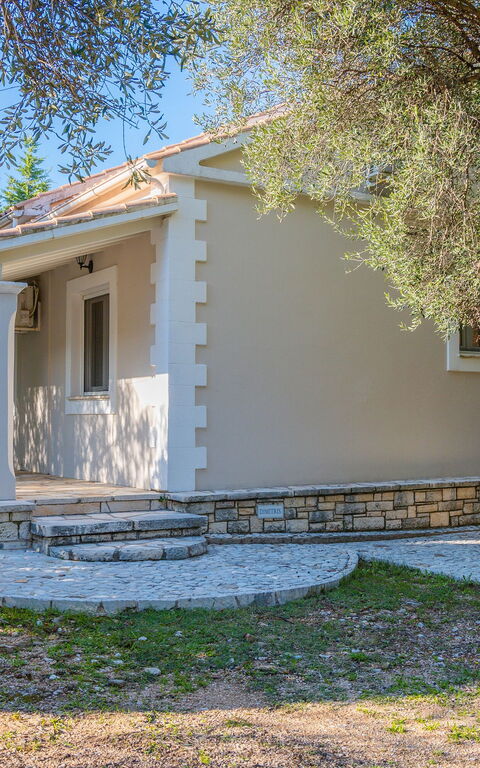 Villa Dimitris: Trädgård, Utomhus