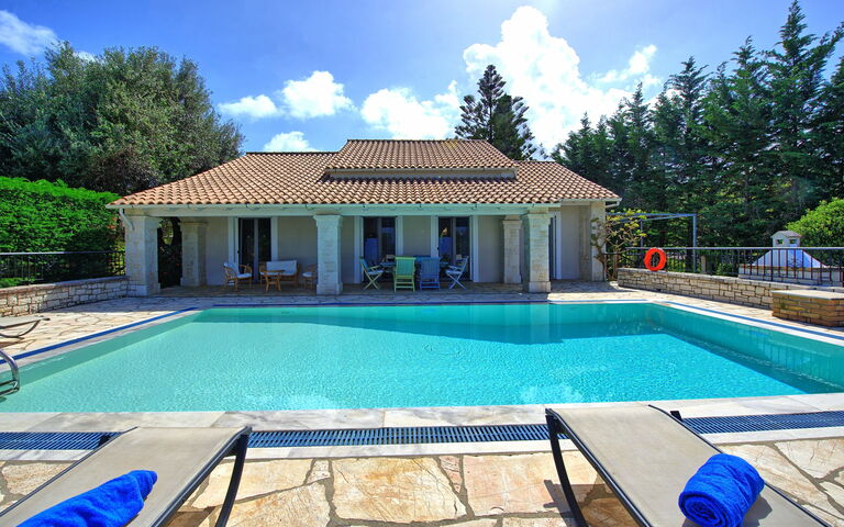 Villa Dimitris: Exteriör, slå samman