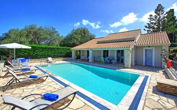 Villa Dimitris: slå samman, Utomhus