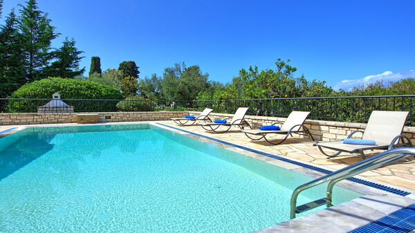 Villa Dimitris: slå samman, Sommar