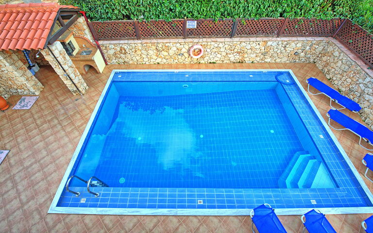 Villa Koules: slå samman, Utomhus