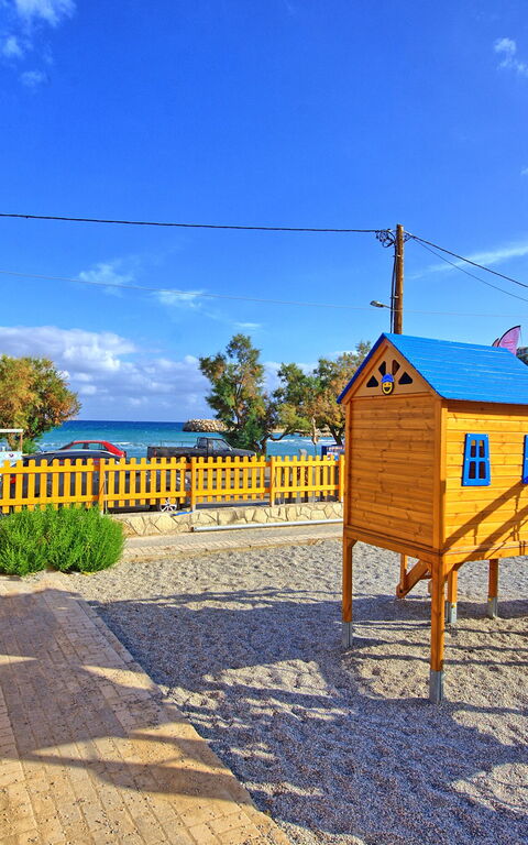 Houses By The Sea: Utomhus, Visningar