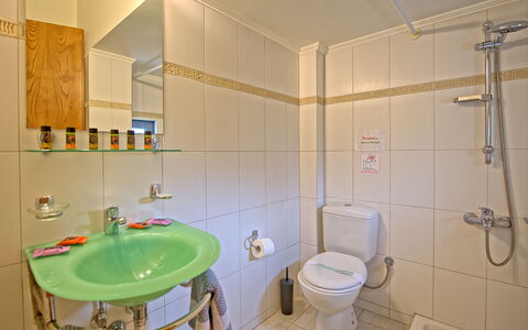 Semesterboende Kastellina: Badrum