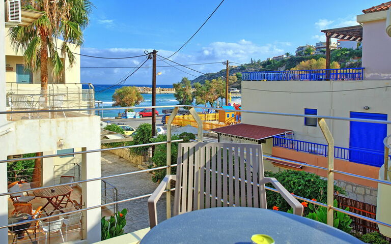 Houses By The Sea: Sommar, Utomhus, Visningar