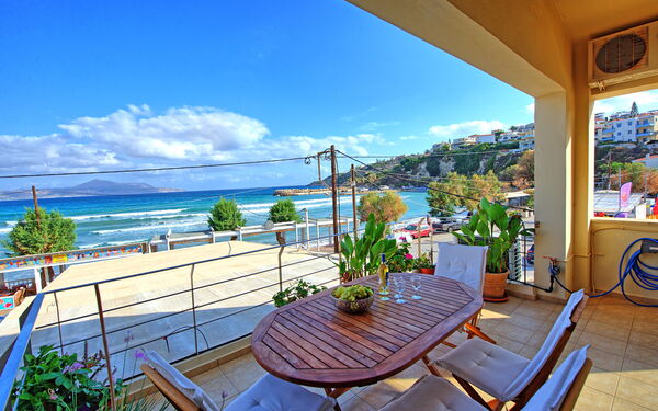 Houses By The Sea: Utomhus, Visningar