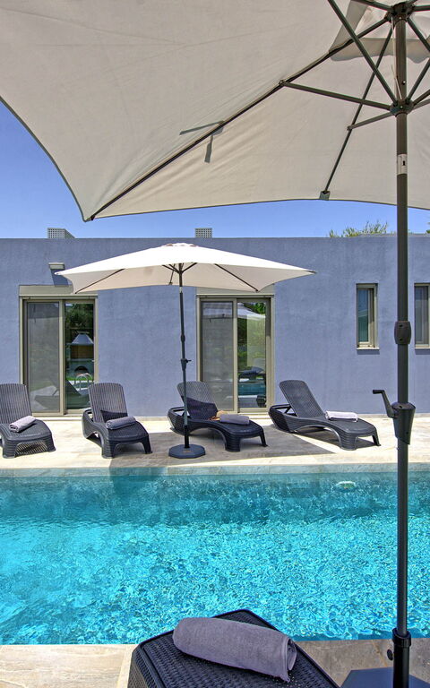 Villa Ampela: slå samman, Utomhus