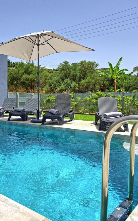 Villa Ampela: slå samman, Utomhus