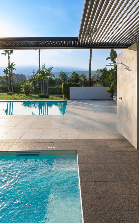 Villa Greta: slå samman, Sommar, Utomhus