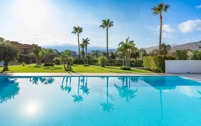 Villa Greta: slå samman, Trädgård, Visningar