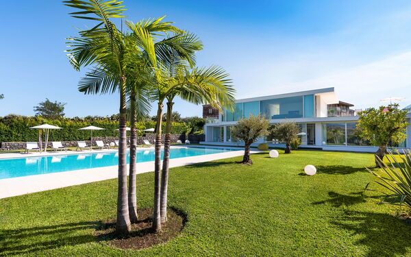 Villa Greta: slå samman, Trädgård