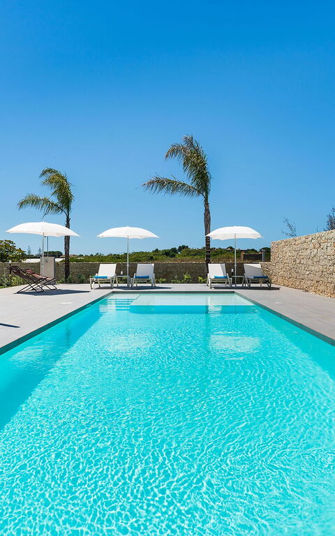 Villa Nica: slå samman, Utomhus