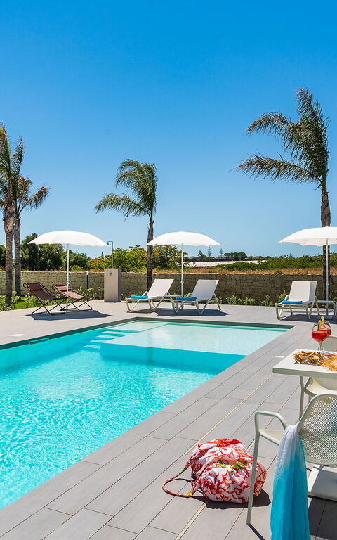 Villa Nica: slå samman, Utomhus