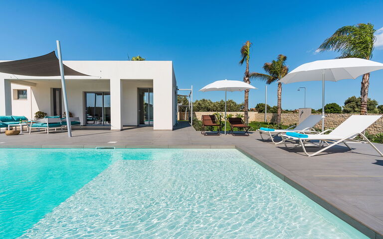 Villa Nica: Exteriör, slå samman, Utomhus