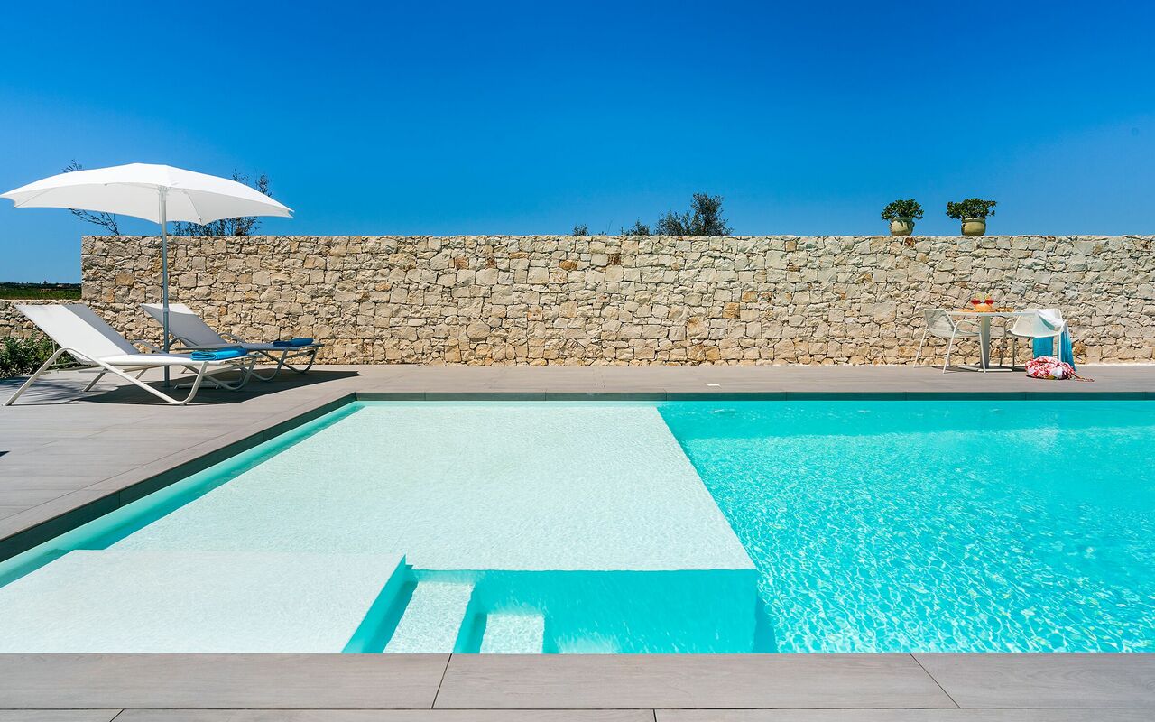 Villa Nica: slå samman, Utomhus