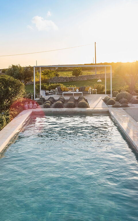 Villa Hybla: slå samman, Utomhus