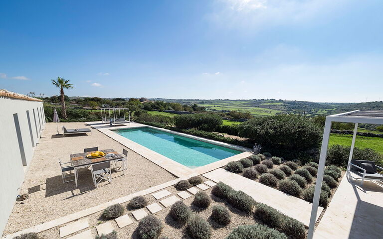 Villa Hybla: slå samman, Utomhus