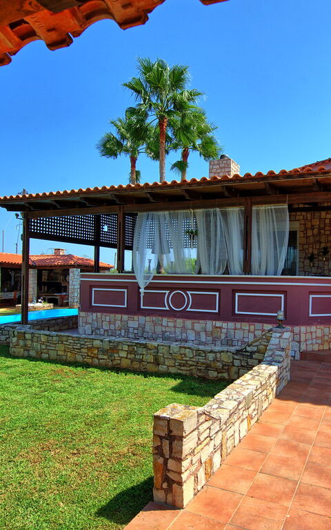 Villa Milon: Trädgård, Utomhus