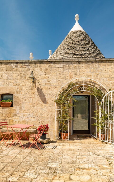 Trullo Patricia Pool: Exteriör, Huvudentré